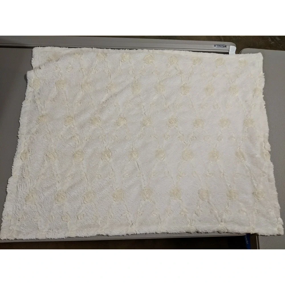 Cream Plush‎ Rosettes Baby Blanket About 30x40 Inch Newborn Photography